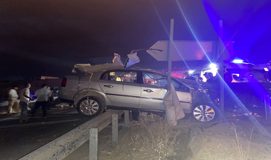 Malatya'nın Yeşilyurt ilçesinde kontrolden çıkan otomobilin orta refüje çarpması sonucu