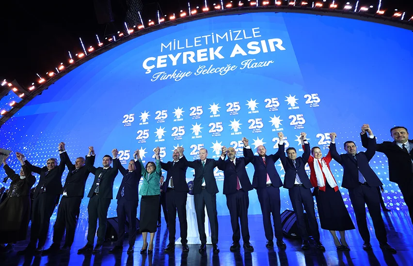 Cumhurbaşkanı Erdoğan’ın katıldığı programda AK Parti’ye geçen 10 yeni ismin