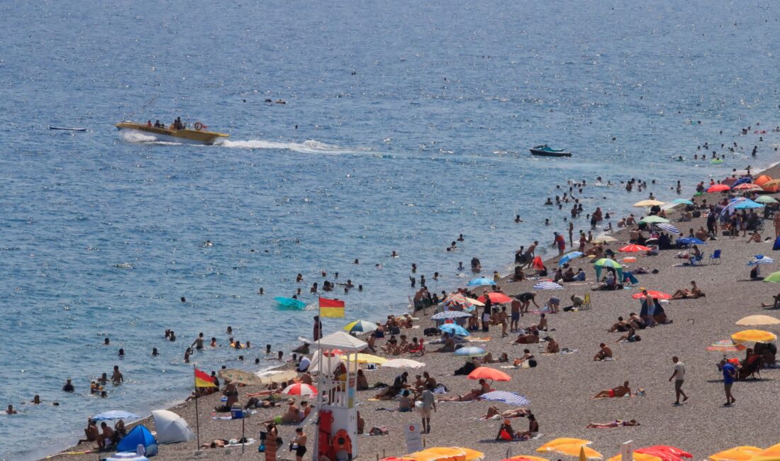 Antalya'da nem oranının yüzde 80 seviyelerini aşması ile sıcaktan bunalan