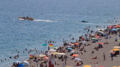 Antalya'da nem oranının yüzde 80 seviyelerini aşması ile sıcaktan bunalan