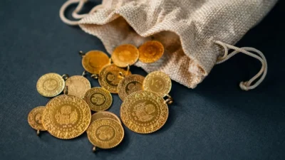 Altın piyasasında hareketlilik sürüyor. Haftanın son işlem gününde yatırımcılar ve