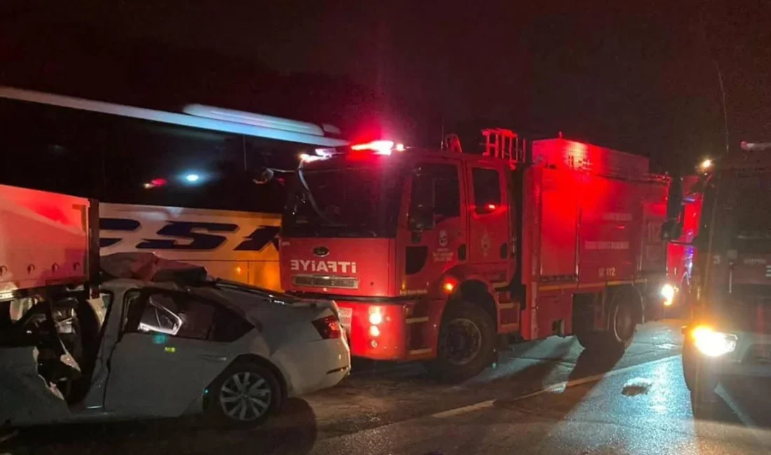 Hatay'ın Erzin ilçesinde tır, otomobil ve yolcu otobüsünün karıştığı trafik