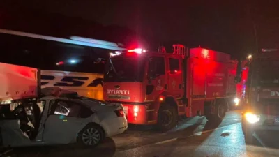 Hatay'ın Erzin ilçesinde tır, otomobil ve yolcu otobüsünün karıştığı trafik